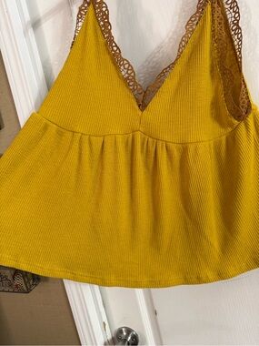 Umgee Women’s Mustard Ribbed Crochet Lace Accent Size M. JN-99